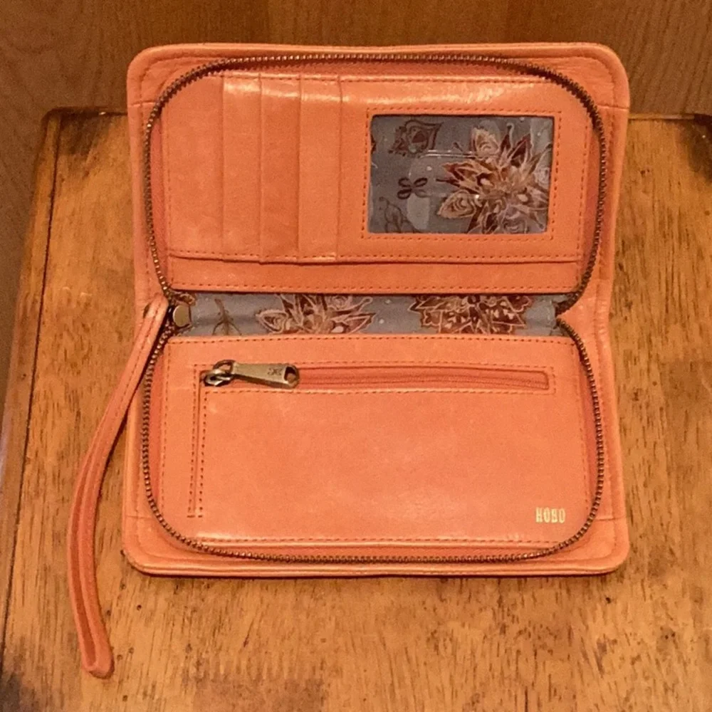 HOBO Fine Large Leather Wallet - Picture 9 of 9